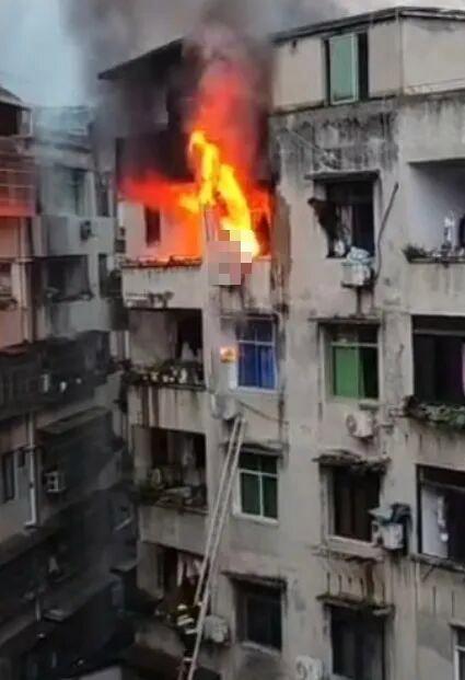 63岁女子为逃避火灾从6楼跳下 目前仍在医院抢救