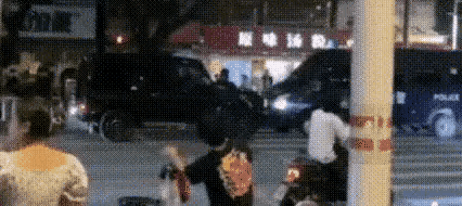 疯狂行为！男子疑似酒驾睡着：冲撞特警车辆数十米 知情人称路口绿灯20分钟都没走