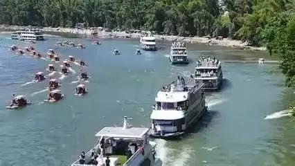五一漓江游船畫面堪比赤壁之戰(zhàn) 竹筏聚集引熱議