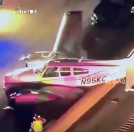 美國(guó)一小型飛機(jī)迫降公路