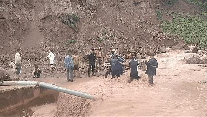 男子被卷入河道 38人合力营救 暴雨中生命接力