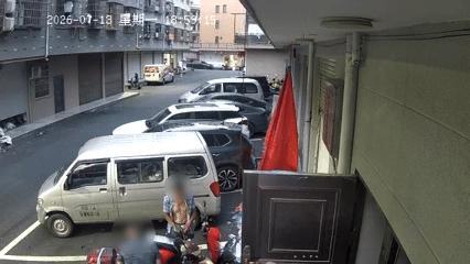 发现邻居这样做 可立刻投诉 飞线充电隐患大