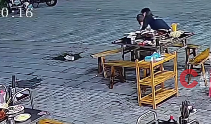 孩子打翻饮料妈妈第一时间上前拥抱 店员回应