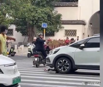 现场：男子躺路中间人行道，不幸被过路小车碾压！