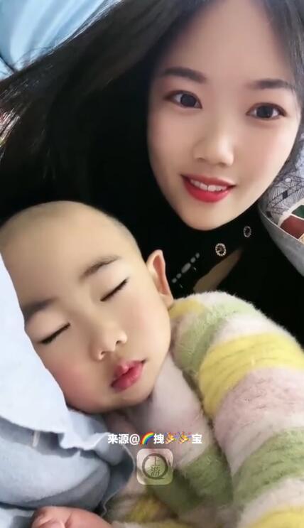 小女孩自己偷偷把头发剪秃一大块