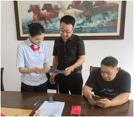联动春夏两季  融合“三大平台”  走进“万户千家”——浦发银行荆州分行持续开展进企宣传活动