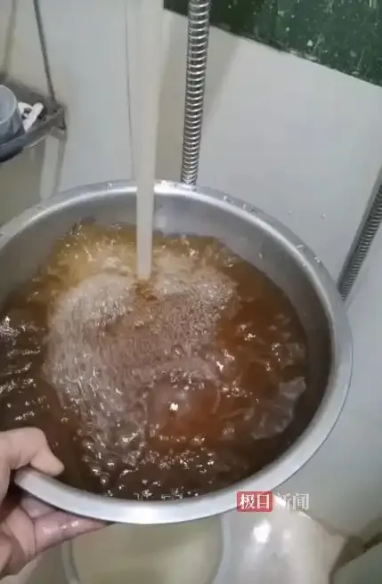 自來水黃得像醬油 水務(wù)部門:沒問題