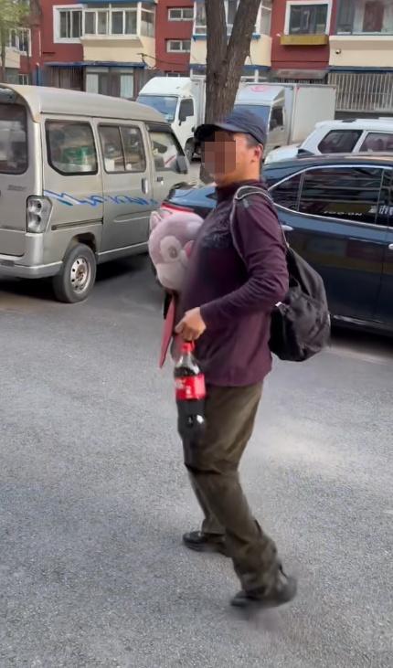 男子被残障人士领去超市买可乐 小善举传递大温暖