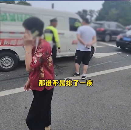 司机插队交警霸气喊话：谁不是排了一夜的队