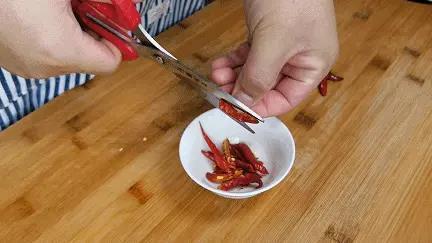 凉拌黄瓜做法很多样，家人钟爱这样做，清脆爽口，百吃不厌