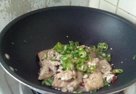 豆腐炒前多泡水，香辣入味不碎渣，比肉还香全家夸