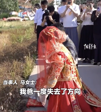 新娘专程停车到母亲墓前跪拜 红盖头飘落触动人心