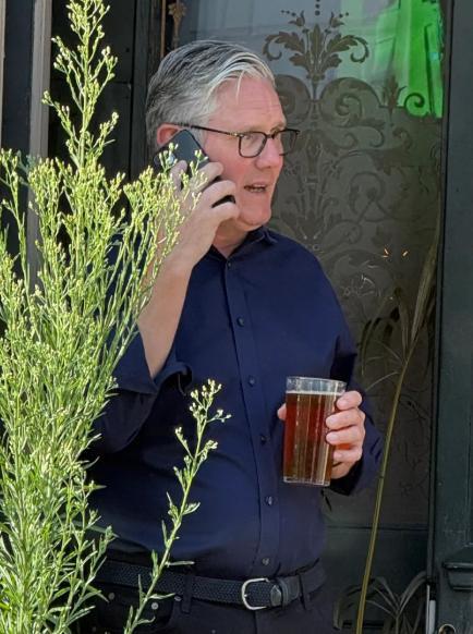 卸任英国首相数小时后，斯塔默被拍到在酒吧举杯畅饮，穿着运动鞋神情轻松