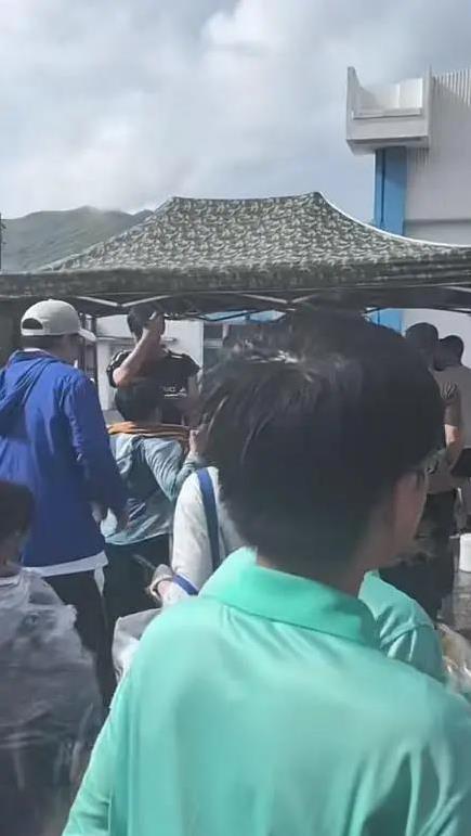 霍启刚冒雨带儿逛军营！擦汗一幕暖人心，11岁儿子独立了吗？