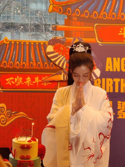 黄晓明为baby庆生后 俩人罕见“同框”零交流