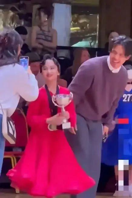 鄧超女兒拉丁舞英國奪冠 小花妹妹沉穩(wěn)領獎