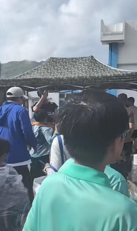 霍启刚陪儿子参观驻港部队军营 父子情深共体验军人精神
