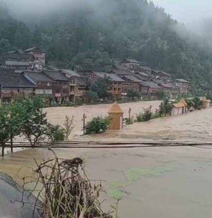 航拍贵州榕江撤离现场 全城警报拉响