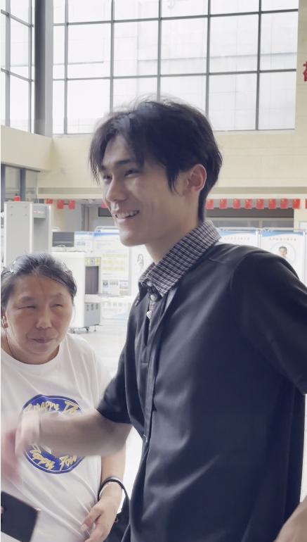 21岁大学生牵着视障妈妈去看病 孝心感动网友