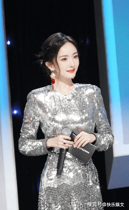 37岁杨幂现身英国伦敦机场!心情低落展现内心抗拒,引发粉丝担忧