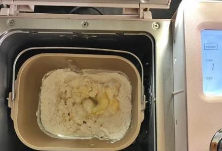 蛋奶麻花酥到爆，10分钟学会炸金黄，香味让邻居都馋哭