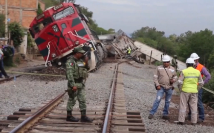 墨西哥一货运列车脱轨后冲入居民区 已致1死3伤