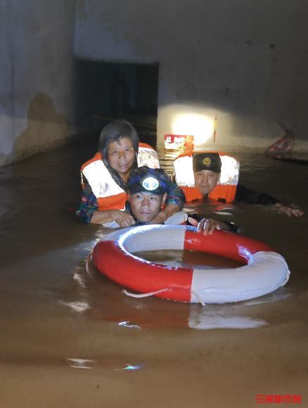 武警湘潭支队奋战在救援一线 暴雨中筑起生命之舟