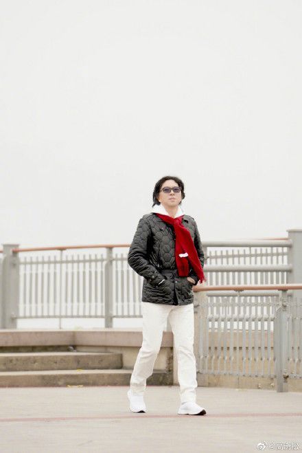 51岁高晓松近照瘦太多 穿紧身裤秀出一双筷子腿