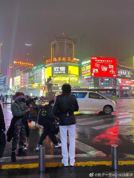 51岁高晓松近照瘦太多 穿紧身裤秀出一双筷子腿