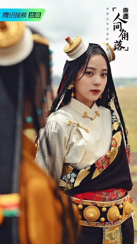 欧阳娜娜在藏族婚礼上当伴娘