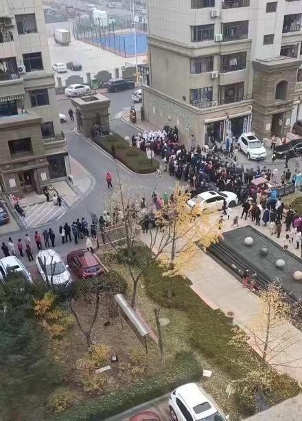 大连庄河全市红灯 用公交车封路
