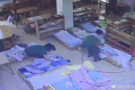 地震时老师们都在逆向奔跑