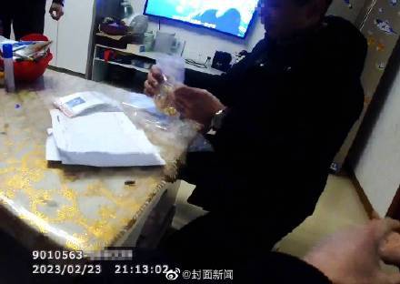 学生捡黄金首饰报警归还 网友：孩子长大了肯定有出息  