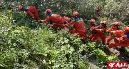 女孩为拍照不听劝坠下悬崖 救援人员经过10小时将其救出 追求美的前提是追求安全哦！
