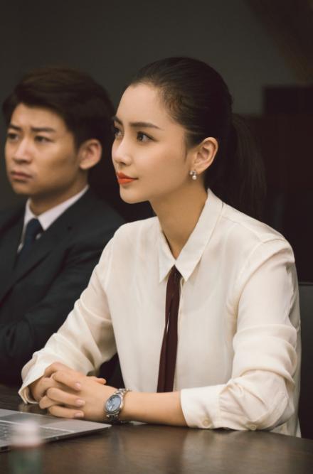杨颖晒与小海绵背影合照：母子相依，令人感动！
