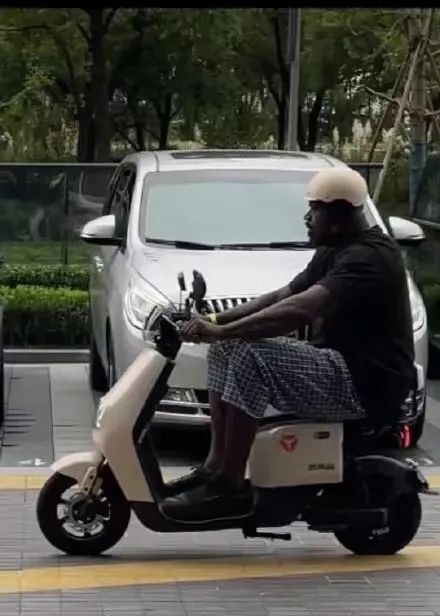 “大鲨鱼”奥尼尔杭州街头骑电驴抱萌娃 晚上现身酒吧当DJ