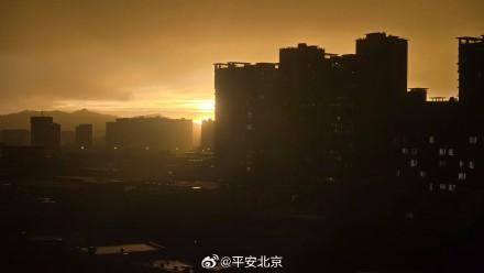 北京这雨……好像全下朋友圈了…… 大家出行注意安全，小心高空坠物！