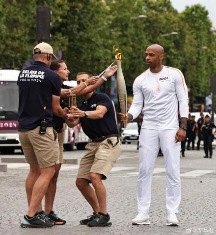 2024奥运火炬开始在巴黎传递 亨利领跑香榭丽舍大街