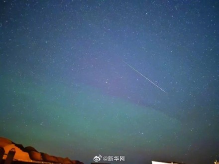 新疆极光与英仙座流星雨罕见同框 星空奇观引轰动