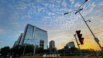 北京浪漫粉鱼鳞云朝霞好美 晨空如梦，鱼鳞云绮丽