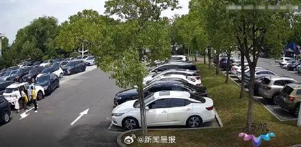 司机六秒连撞3车4人 误踩油门酿悲剧