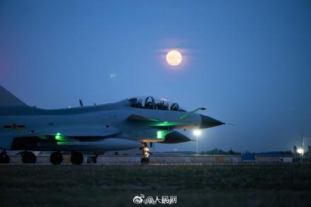 戰(zhàn)鷹和月亮同框上演硬核浪漫 錘煉官兵技戰(zhàn)術(shù)水平