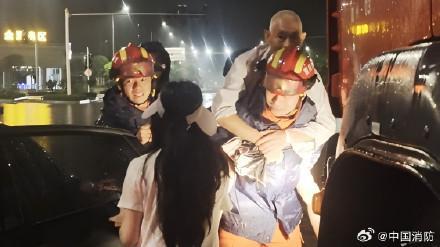 凌晨2點消防員背老人涉水求生
