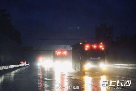 长沙消防连夜驰援湖南龙山、永顺 紧急响应防汛救灾