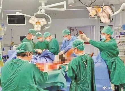 男子用插线板给电动车充电爆燃