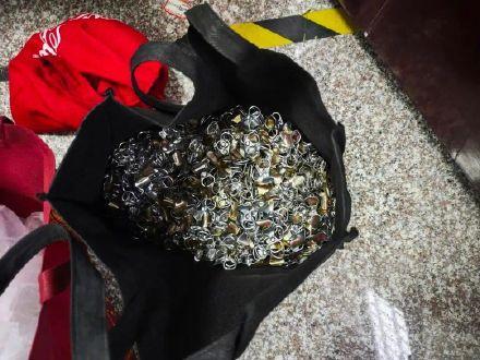 男子伪造3.7万个拉环每天兑10箱啤酒 私造中奖拉环牟利