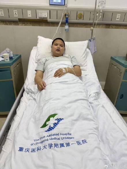 地铁吐血女孩已到华西治疗