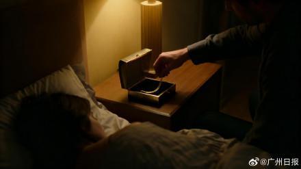 男子趁女友熟睡偷走金项链