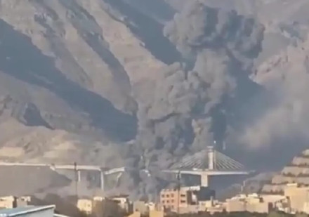 伊朗大桥遇袭现场触目惊心