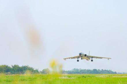 南部战区战机飞行训练图上新 锤炼全天候作战能力